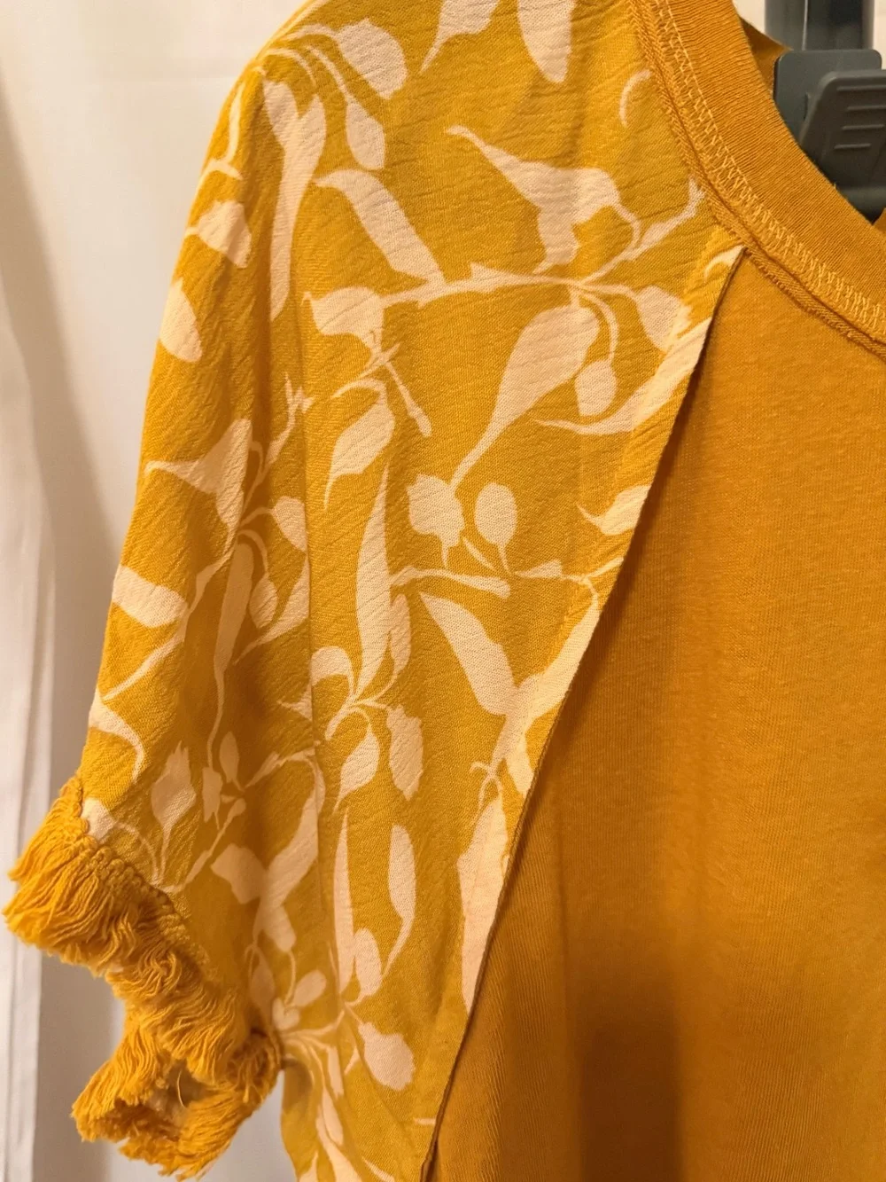 Umgee Women’s Size large Mustard Yellow Mixed-Print Women’s top - Picture 2 of 7